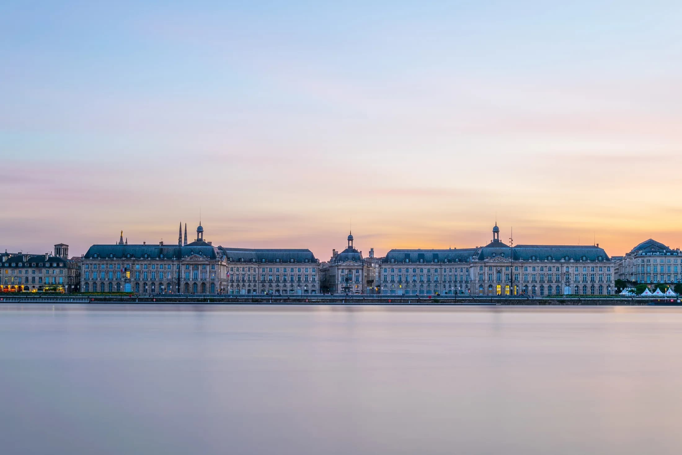 Les quais de Bordeaux au lever du jour