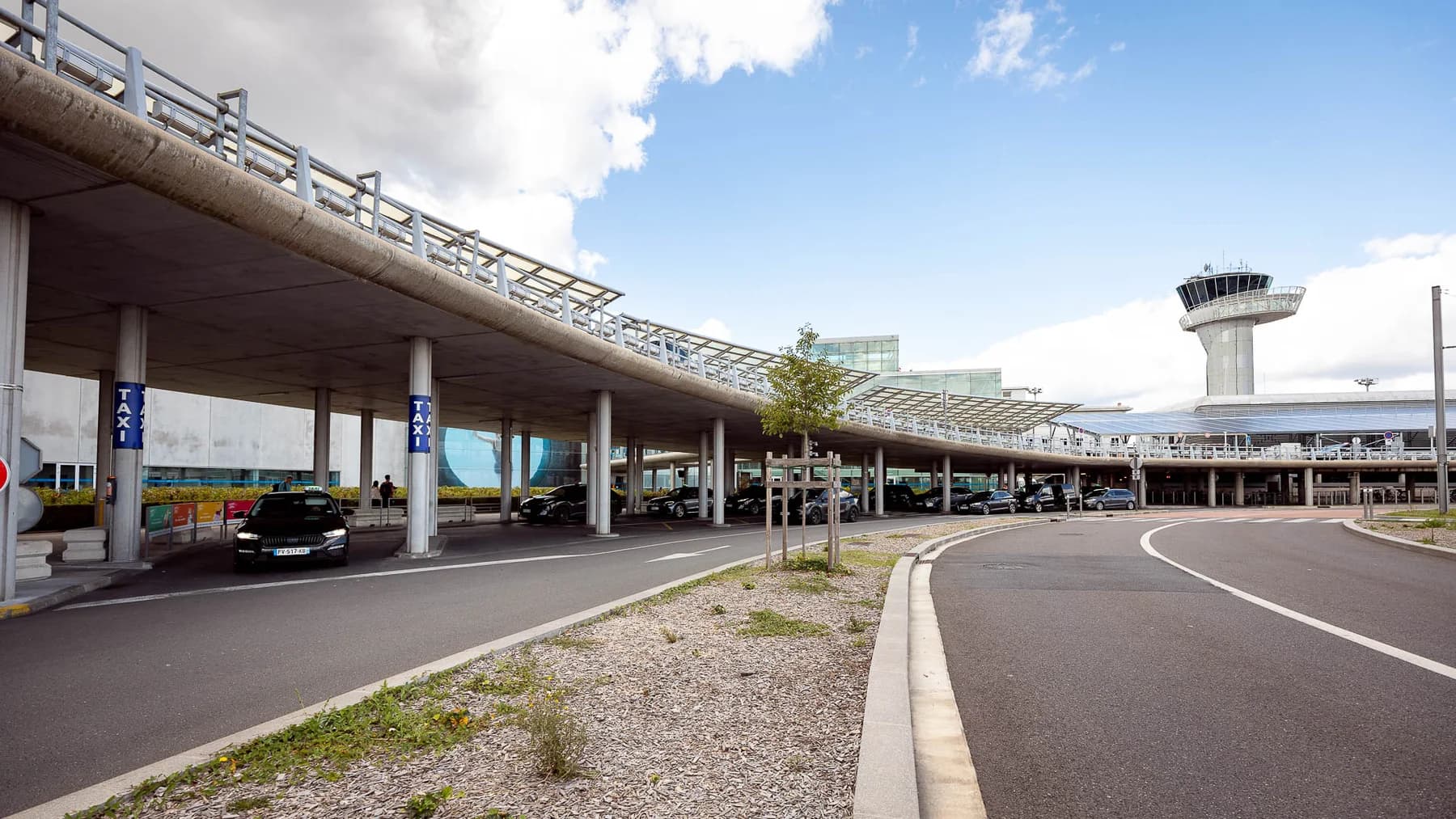 Zone d’accès et de dépose devant Bordeaux Aéroport
