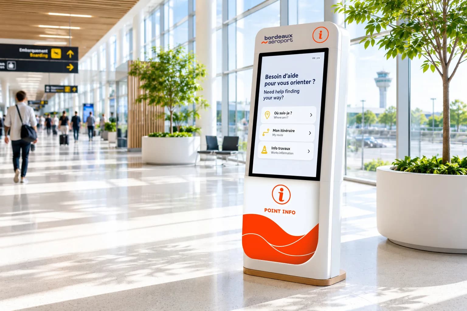 Borne point info installée dans un hall de Bordeaux Aéroport